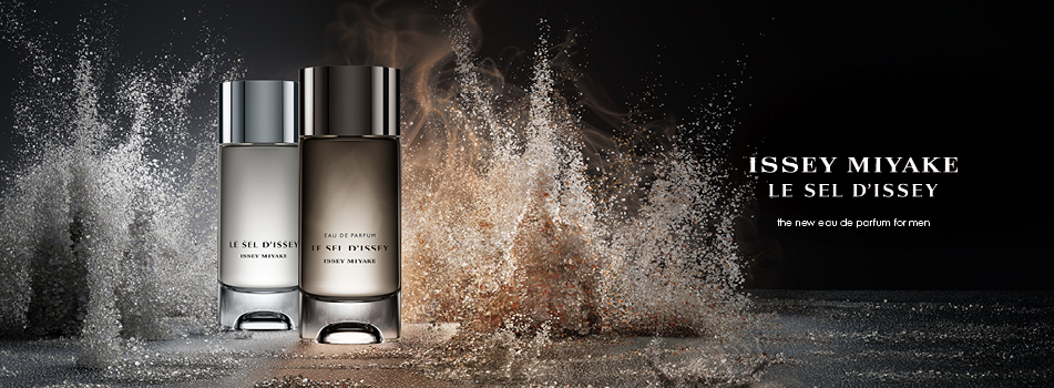 Werbeanzeige für Issey Miyake Le Sel d’Issey Eau de Parfum für Männer mit zwei eleganten Flakons vor einem dramatischen Hintergrund aus aufgewirbeltem Salz und Lichtnebel. Rechts der Schriftzug: 'Issey Miyake – Le Sel d’Issey – the new eau de parfum for men'.