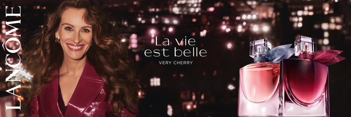 Lancôme La Vie Est Belle Very Cherry – Frau vor nächtlicher Skyline mit den beiden Flakons Lancôme La Vie Est Belle Very Cherry – Frau vor nächtlicher Skyline mit den beiden Flakons