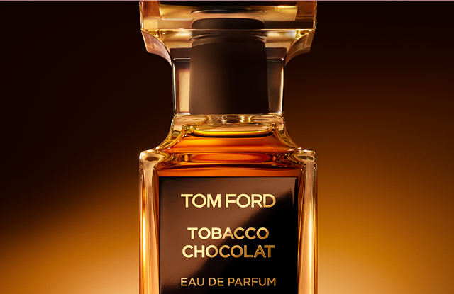 Tom Ford Tobacco Chocolat Eau de Parfum – Flakon in warmem goldbraunem Licht Tom Ford Tobacco Chocolat Eau de Parfum – Flakon in warmem goldbraunem Licht
