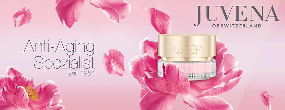Werbebild für die Hautpflegemarke Juvena of Switzerland. In der Mitte steht ein Tiegel mit goldfarbenem Deckel und rosafarbener Creme, umgeben von rosa Blüten und Blütenblättern. Links steht der Text: ‚Anti-Aging Spezialist seit 1954‘, rechts oben das Juvena-Logo.