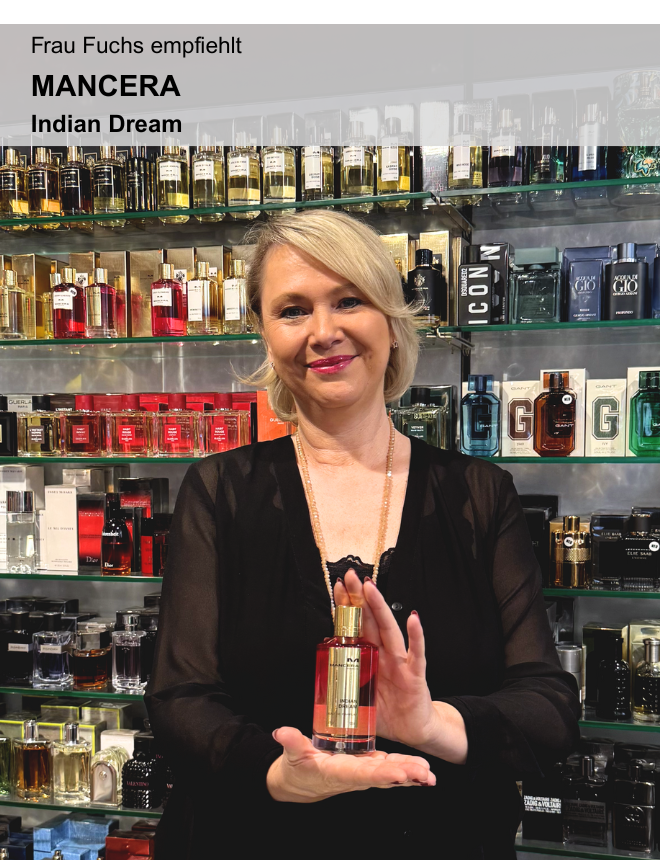 Verkäuferin Frau Fuchs empfiehlt Mancera Indian Dream Eau de Parfum vor Duftregal im Fachgeschäft
