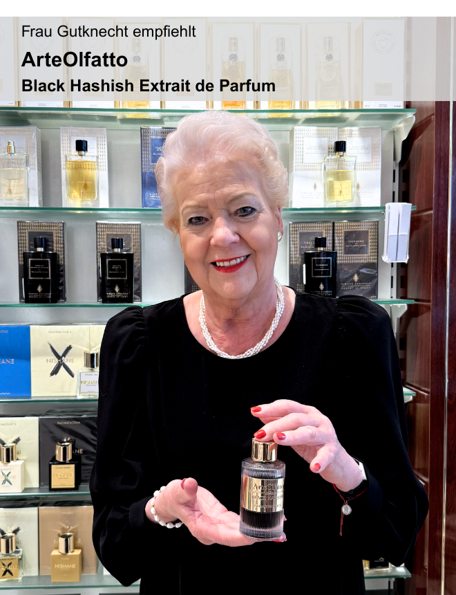 Verkäuferin Frau Gutknecht empfiehlt ArteOlfatto Black Hashish Extrait de Parfum vor Duftregal im Fachgeschäft