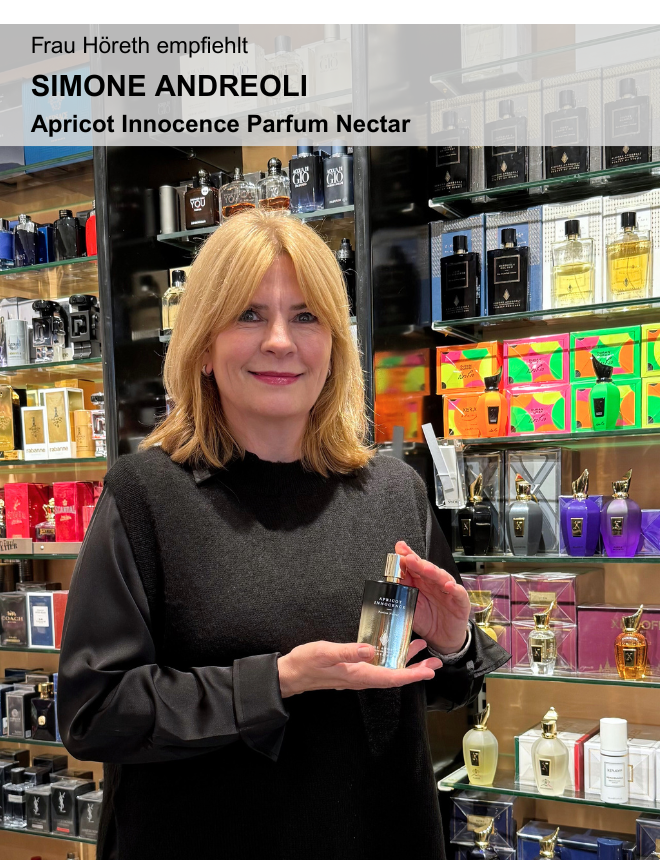 Verkäuferin Frau Höreth empfiehlt Simone Andreoli Apricot Innocence Parfum Nectar vor Duftregal im Fachgeschäft