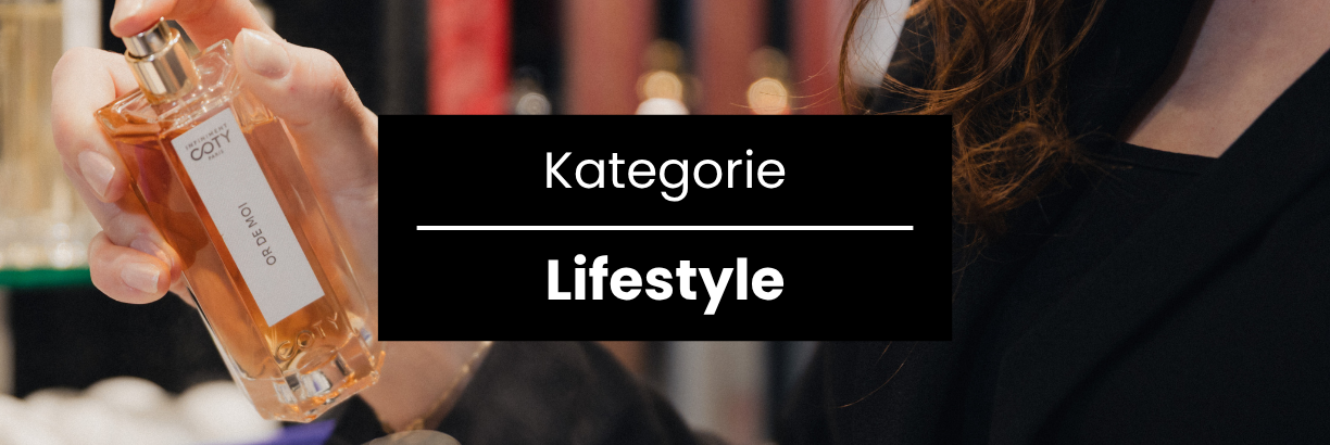 Kategorie Lifestyle – Verkäuferin präsentiert Coty Or de Moi Parfum