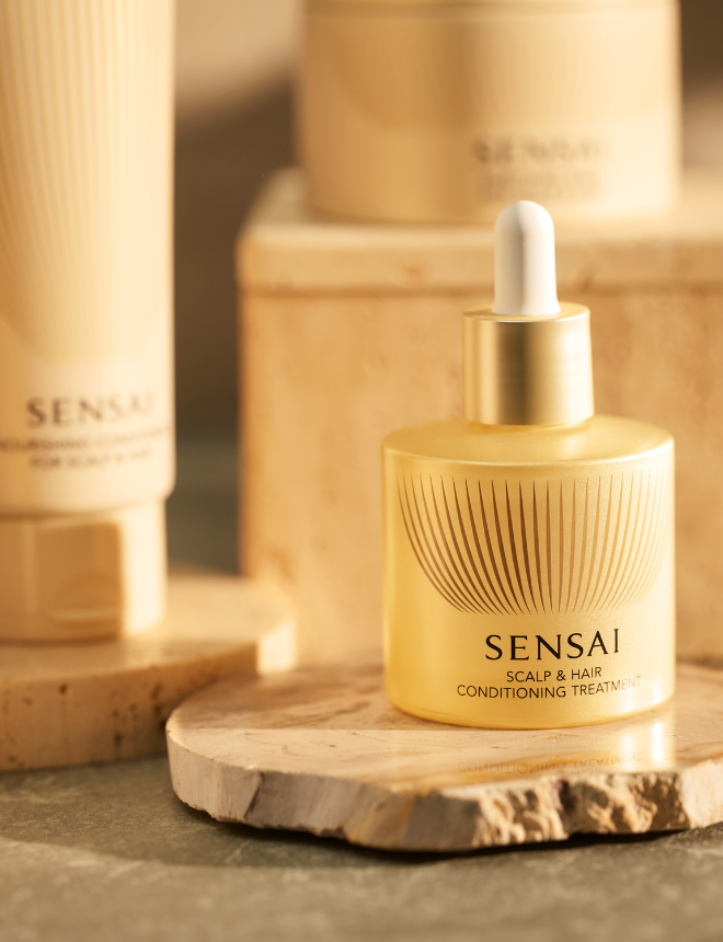 Sensai Scalp & Hair Conditioning Treatment – Öl-Serum mit Pipette auf Holzuntergrund