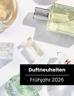 Mehrere durchsichtige und grünliche Parfümflakons liegen im Sonnenlicht, Artikelbild Duftneuheiten 2026