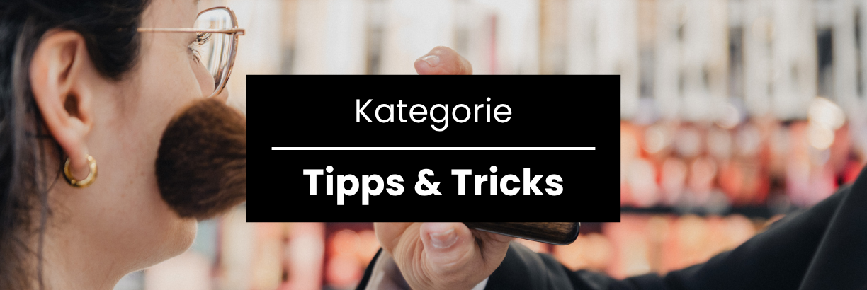 Kategorie Tipps & Tricks – Kundin lässt sich Make-up mit Puderpinsel auftragen