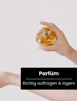 Frau sprüht goldenen Duft aus rundem Flakon auf ihr Handgelenk, Artikelbild Parfum auftragen & lagern