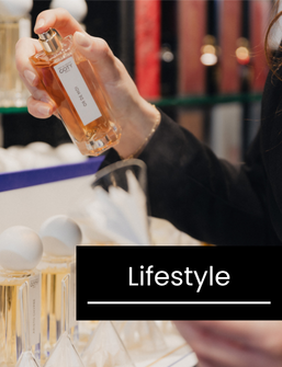 Kategorie Lifestyle – Hand hält Parfümflakon vor Verkaufstheke