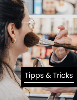 Kategorie Tipps & Tricks – Kundin lässt sich Make-up auftragen