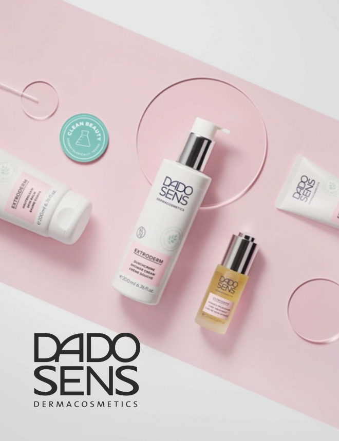Dado Sens Dermacosmetics Logo mit Extroderm Duschcreme und Pflegeprodukten vor rosa Hintergrund