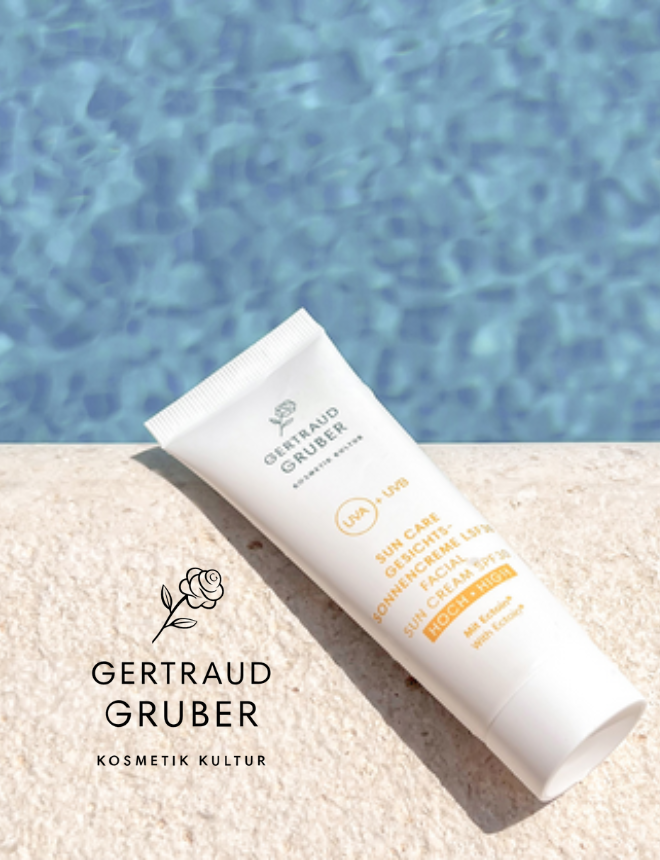 Gertraud Gruber Kosmetik Kultur Logo mit Sun Care Gesichtssonnencreme LSF 30 am Pool