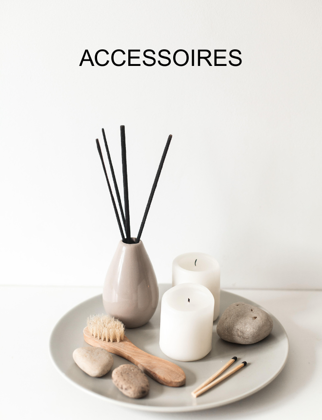 Accessoires – Duftstäbchen, Kerzen und Gesichtsbürste auf Teller angerichtet