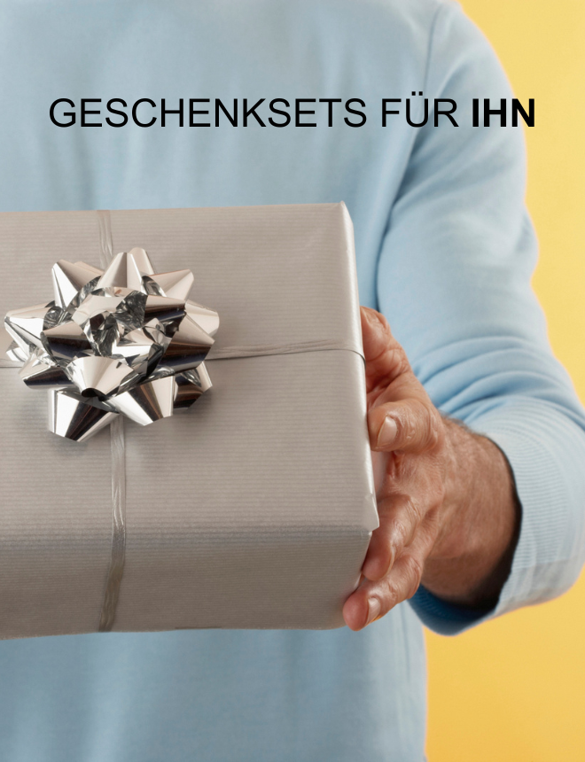 Geschenksets für Ihn – Mann überreicht eingepacktes Geschenk mit silberner Schleife