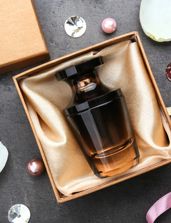 Kategoriebild Naturkosmetik mit Honigwabe, Kräuterblüten und Cremeprobe in Glasschälchen auf mintgrünem Untergrund