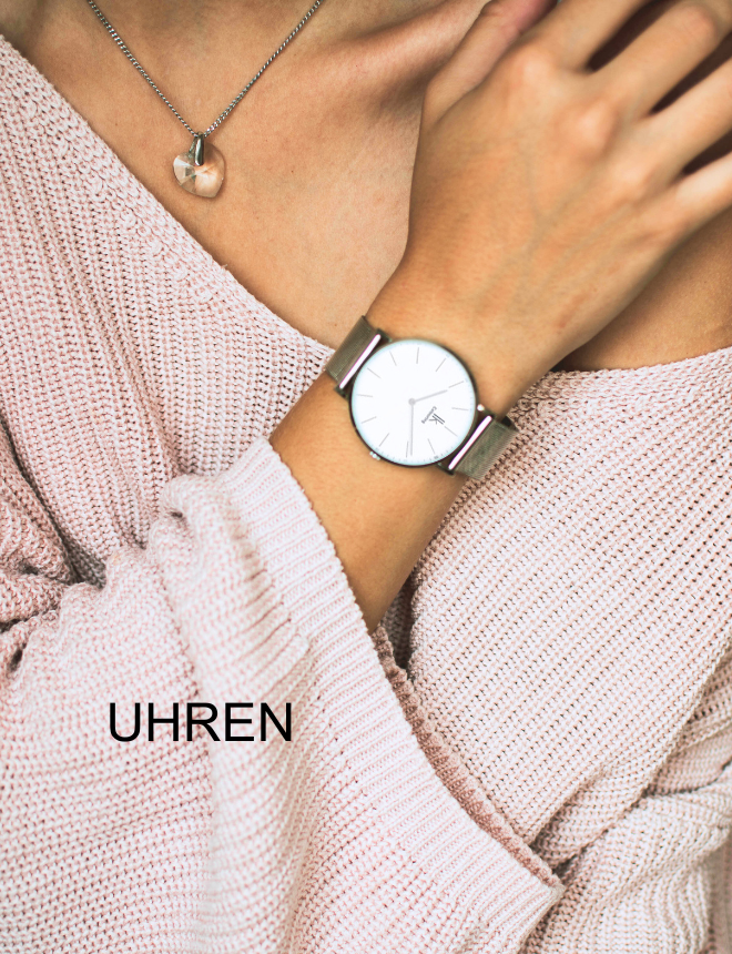 Uhren – Frau trägt Armbanduhr und Kette in rosa Strickpullover