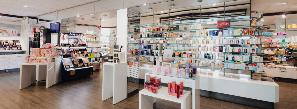 Ladenbereich mit Guerlain-Stand und großen Glasregalen voller Pflegeprodukte