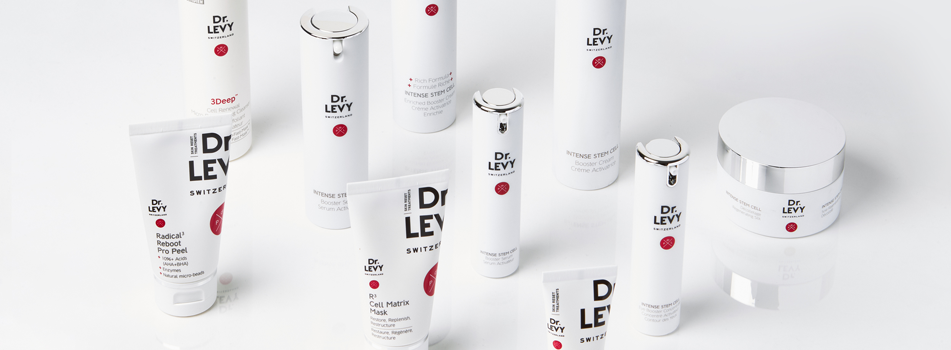 Dr. Levy Switzerland Hautpflegeprodukte in weißem Design, arrangiert auf hellem Hintergrund