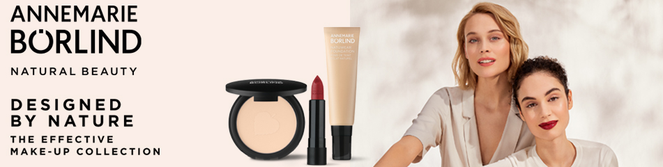 Make-up-Produkte rund um Puder, Mascara und Lippenstift, daneben Model mit natürlichem Look.