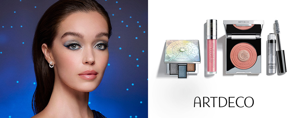 Werbeanzeige für Artdeco: Links ist eine Frau mit elegantem Make-up in schimmernden Blau- und Rosétönen vor einem dunklen Hintergrund mit blauen Lichtpunkten zu sehen. Rechts daneben sind Artdeco-Produkte aus der „Cosmic Glam“-Kollektion abgebildet – Lidschattenpalette, Lipgloss, Rouge und Mascara – mit dem Logo „ARTDECO“ darunter.