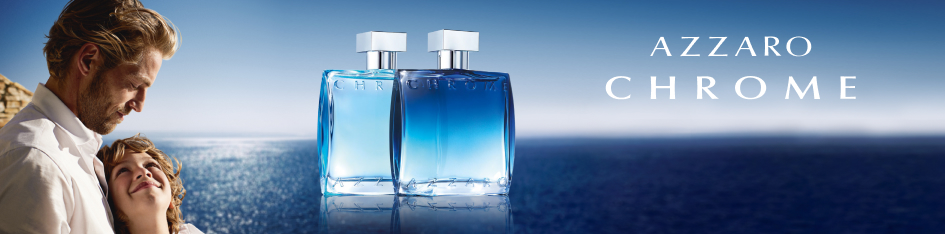 Werbung für Azzaro Chrome. Links ein Mann mit Bart und ein Kind in liebevoller Umarmung, beide schauen sich an. Rechts daneben zwei blaue Flakons des Parfüms Chrome, im Hintergrund das glitzernde Meer unter einem klaren Himmel. Text: 'Azzaro Chrome'.