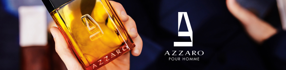 Nahaufnahme einer Hand, die eine Flasche Azzaro Pour Homme hält. Die rechteckige Parfümflasche hat einen gold-orangefarbenen Glaskörper mit schwarzem Verschluss. Rechts im Bild ist das Azzaro-Logo und der Schriftzug 'Azzaro Pour Homme' auf dunklem Hintergrund zu sehen.