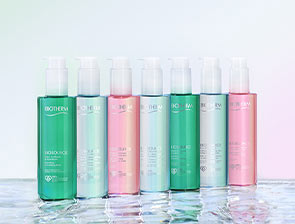 Biotherm Reinigungsprodukte in verschiedenen Farben vor hellem Hintergrund.