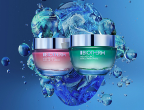Biotherm Gesichtspflegeprodukte vor blauem Hintergrund mit Wasserelementen.