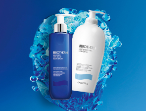 Biotherm Körperpflegeprodukte, darunter Duschgel und Bodylotion, vor blauem Wasserhintergrund.