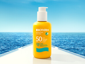 Biotherm Sonnenpflege-Produkt mit Lichtschutzfaktor 50 vor Meereskulisse.