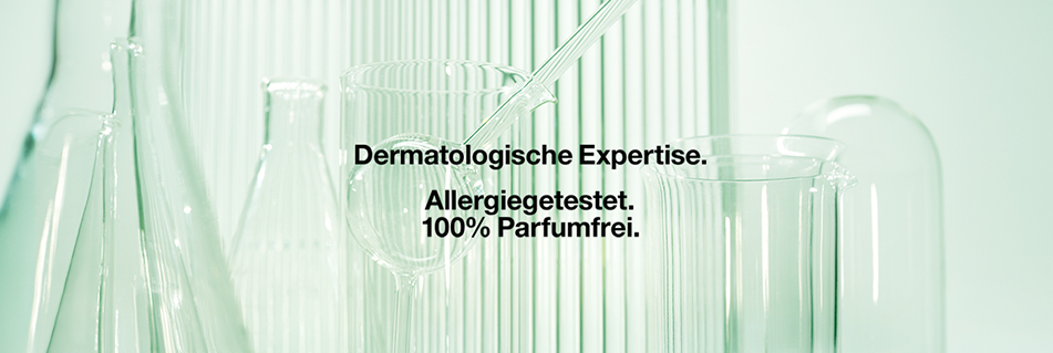 Transparente Laborgläser vor grünlich-weißem Hintergrund. Text in der Mitte: 'Dermatologische Expertise. Allergiegetestet. 100 % Parfumfrei.'