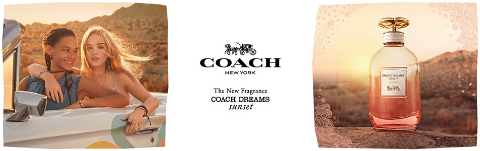 Zwei junge Frauen lehnen sich lächelnd aus einem weißen Cabrio in einer Wüstenlandschaft. Rechts daneben steht eine Flasche des Parfums 'Coach Dreams Sunset' vor einem Sonnenuntergang. In der Mitte das Coach-Logo mit dem Schriftzug 'The New Fragrance COACH DREAMS sunset'.