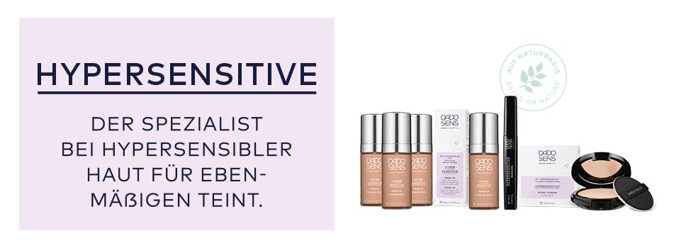 DADO SENS HYPERSENSITIVE – Dekorative Kosmetik für hypersensible Haut zur Verbesserung des Teints. Links steht auf hellviolettem Hintergrund: 'Der Spezialist bei hypersensibler Haut für ebenmäßigen Teint'. Rechts sind Foundation-Fläschchen, ein Mascara, Concealer, Kompaktpuder und passende Verpackungen abgebildet. Im Hintergrund ist ein 'Based on Nature'-Siegel zu sehen.
