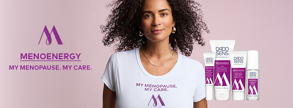 DADO SENS Menoenergy – eine Frau mit lockigem Haar trägt ein weißes T-Shirt mit dem Aufdruck 'My Menopause. My Care.' Daneben stehen vier Produkte der Menoenergy-Serie mit violettem Design. Der Hintergrund ist in einem sanften Rosaton gehalten, links befindet sich das Menoenergy-Logo.