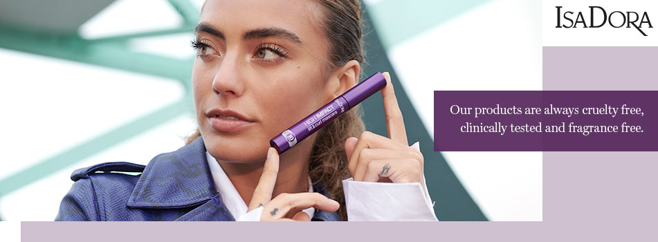 Werbung für IsaDora. Eine Frau hält eine lilafarbene Mascara neben ihr Gesicht. Rechts im Bild steht: 'Our products are always cruelty free, clinically tested and fragrance free.' Oben rechts das IsaDora-Logo.