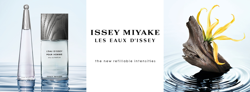 Werbemotiv für Issey Miyake Les Eaux d’Issey. Links im Bild stehen zwei Parfumflakons auf ruhigem Wasser: ein konischer Damenflakon mit silberner Kappe und ein eckiger Herrenflakon mit silberner Holzoptik-Kappe. In der Mitte steht der Schriftzug 'ISSEY MIYAKE – LES EAUX D’ISSEY – the new refillable intensities'. Rechts eine künstlerische Darstellung aus einem Stück Treibholz, aus dem eine gelbe exotische Blüte wächst, ebenfalls auf einer Wasseroberfläche.