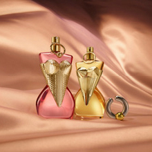 Jean Paul Gaultier Classique und Divine Parfum Flakons in Korsettform auf goldenem Stoffhintergrund
