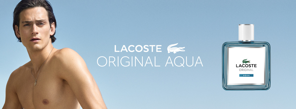 Hemdloses männliches Model vor blauem Hintergrund neben Lacoste Original Aqua Parfumflakon mit Markenlogo