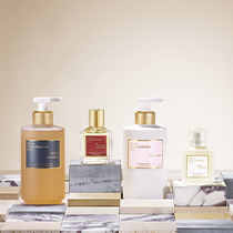 Maison Francis Kurkdjian Produktauswahl – vier Flakons und Flaschen auf marmoriertem Untergrund: Handseife, Baccarat Rouge 540 Extrait de Parfum, Körperlotion und ein Eau de Parfum
