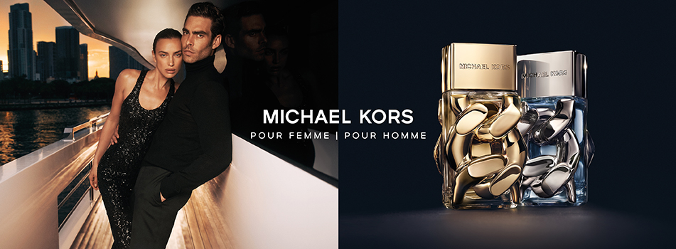 Werbebild für die Parfums von Michael Kors. Links steht ein elegantes Paar auf einem luxuriösen Boot mit Blick auf eine moderne Skyline bei Sonnenuntergang. Die Frau trägt ein schwarzes Glitzerkleid, der Mann einen dunklen Anzug. Rechts stehen zwei Parfumflakons mit auffälligem Design: einer goldfarben für 'Pour Femme', einer silberfarben für 'Pour Homme'. In der Mitte der Text: 'MICHAEL KORS – POUR FEMME | POUR HOMME'.