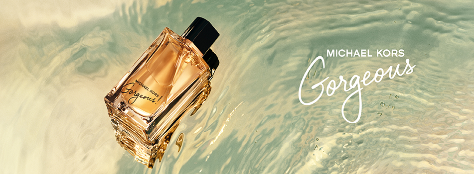 Werbebild für das Parfum 'Michael Kors Gorgeous!'. Ein eckiger, eleganter Flakon mit gold-beigem Duft und schwarzer Kappe schwimmt leicht geneigt im sanft gewellten Wasser. Rechts im Bild steht in weißer Schrift: 'MICHAEL KORS Gorgeous'.