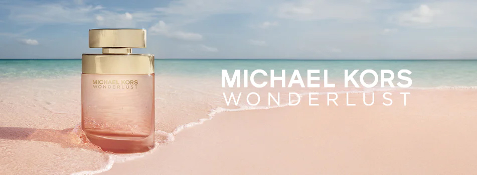 Werbebild für das Parfum 'Michael Kors Wonderlust'. Im Vordergrund steht ein roséfarbener Flakon mit goldener Kappe am Rand eines rosa Sandstrandes, an dem sanft türkisfarbenes Meerwasser ankommt. Im Hintergrund ruhige See und blauer Himmel mit wenigen Wolken. Rechts steht in weißen Großbuchstaben: 'MICHAEL KORS WONDERLUST'.