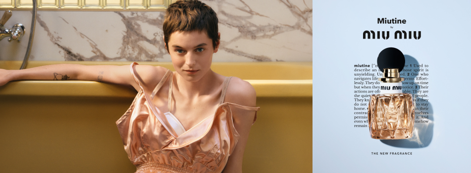 Werbeanzeige für das Parfum Miutine by Miu Miu: Links sitzt eine Frau mit kurzem Haar in einem roséfarbenen Satinkleid entspannt am Rand einer gelben Badewanne vor einer Marmorwand. Rechts steht auf hellblauem Hintergrund die Aufschrift Miutine by Miu Miu – The New Fragrance neben einer eleganten Glasflasche mit schwarzem Verschluss.