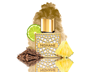 Goldener Parfumflakon von Nishane mit verziertem Gitterdesign und goldener Kappe steht auf spiegelndem Untergrund. Umgeben ist er von einer Limettenscheibe, Ananasstück, Holzspänen und einer aufsteigenden Duftwolke – stellvertretend für die frischen und holzigen Duftnoten des Parfums.