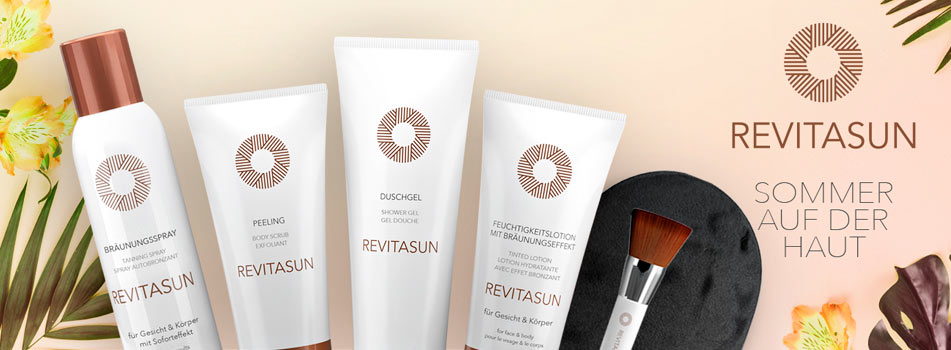 Werbung für die Hautpflegeprodukte von REVITASUN: Auf hellem Hintergrund sind vier weiße Tuben und Flaschen mit brauner Beschriftung und Logo zu sehen, darunter Bräunungsspray, Peeling, Duschgel und Feuchtigkeitslotion mit Bräunungseffekt. Daneben ein Pinsel und ein schwarzes Anwendungspad. Rechts der Schriftzug 'REVITASUN – SOMMER AUF DER HAUT'. Dekoriert mit gelben Blüten und Palmenblättern.