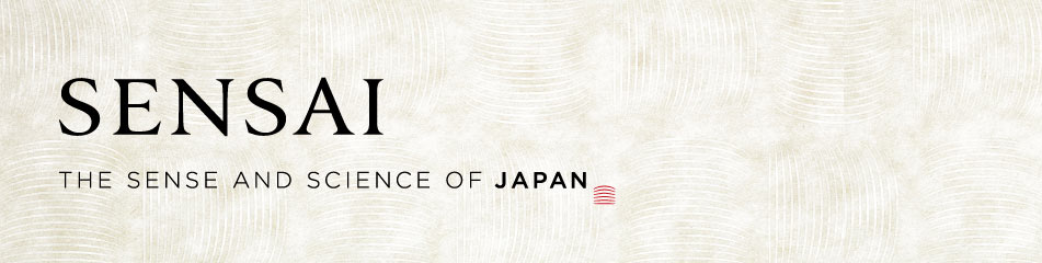 Logo der Marke SENSAI auf einem beigen, dezent gemusterten Hintergrund. Darunter steht der Slogan: „The Sense and Science of Japan“, wobei „JAPAN“ hervorgehoben und mit einem kleinen roten Wellenzeichen ergänzt ist.