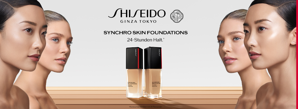 Werbemotiv der Marke Shiseido für „Synchro Skin Foundations“. In der Mitte stehen zwei Flakons der flüssigen Foundation, darüber das Logo von Shiseido und der Schriftzug „24-Stunden Halt.“ Links und rechts spiegeln sich zwei Models mit makellosem Teint. Der Hintergrund ist hell und minimalistisch gehalten.
