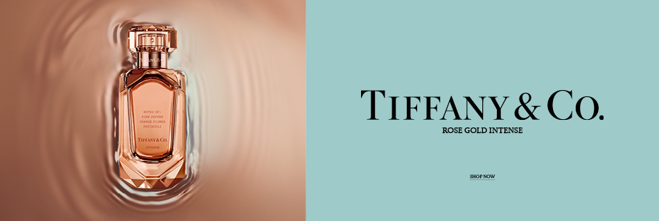 Werbung für Tiffany & Co. Parfum 'Rose Gold Intense': Links ein eleganter roségoldener Flakon mit Facettenschliff in Wasser mit sanften Wellen, rechts türkisfarbener Hintergrund mit schwarzem Schriftzug 'Tiffany & Co. – Rose Gold Intense' und dem Button 'Shop Now'.