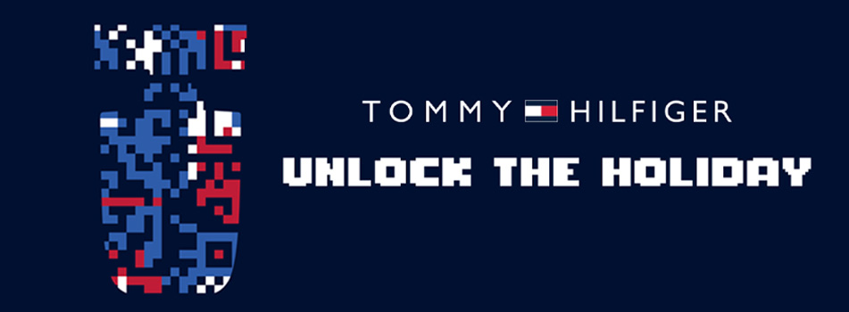 Werbebild von Tommy Hilfiger mit dunklem Hintergrund: Links eine stilisierte Parfumflasche in Pixeloptik in Blau, Weiß und Rot, rechts daneben der Markenname 'TOMMY HILFIGER' mit Logo und der Schriftzug 'UNLOCK THE HOLIDAY' in retro-pixeliger Schriftart.