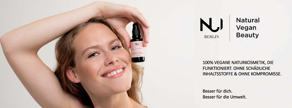 Lächelnde Frau hält ein kleines Fläschchen Naturkosmetik von NUI Berlin neben ihr Gesicht, rechts daneben der Text Natural Vegan Beauty mit Informationen über vegane, schadstofffreie Kosmetik.